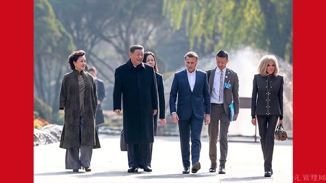 習近平同法國總統(tǒng)馬克龍在成都進行友好交流